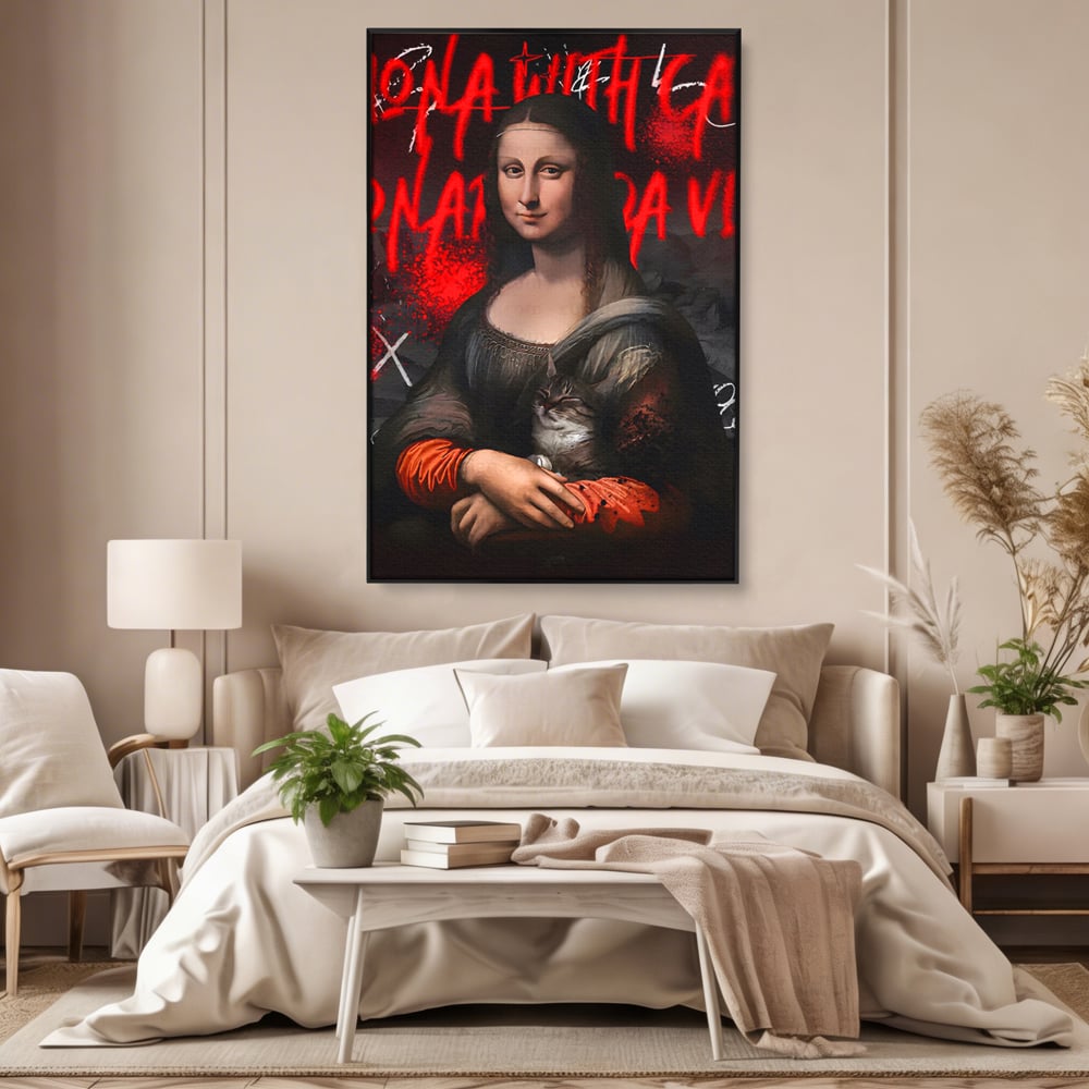 Tablou canvas cu tablou canvas cu mona lisa si o pisica, in rama de aluminiu negru, pe perete intr-un dormitor